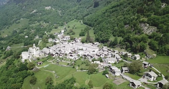 d&eacute;part du village de Soglio - Suisse
