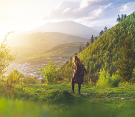 Obraz premium Girl travelling through beautiful epic mountain landscape