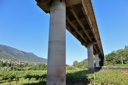 Solopaca - Scorcio del paese da sotto il viadotto