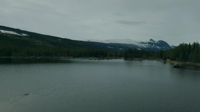 Lot nad jeziorem w stronę zaśnieżonego szczytu