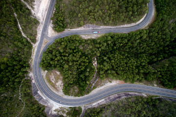 Vista &aacute;rea de una carretera rodeada de monta&ntilde;as