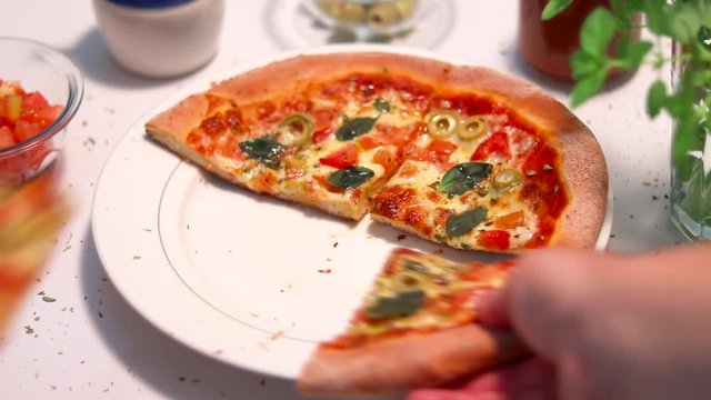 Familia unida pegando peda&ccedil;os de pizza na mesa - Close fechado na m&atilde;o pegando peda&ccedil;os de pizza