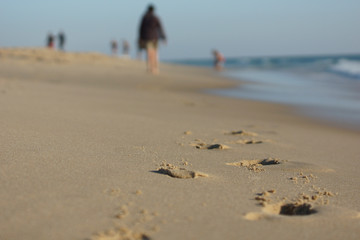Empreintes de pieds dans le sable