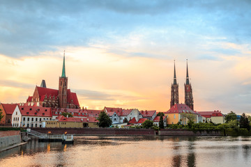 Naklejka premium sunset over the Odra River and the historical part of Wroclaw