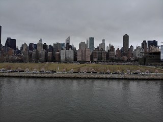 Fototapeta na wymiar over east river manhattan new york roosevelt island city building 