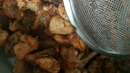 close up view of a pile of fried chickens