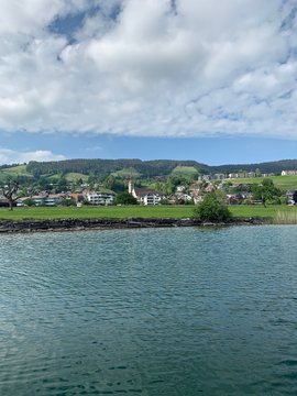 &Auml;gerisee - Aegerisee mit Blick auf das Dorf Ober&auml;geri im Kanton Zug, Schweiz