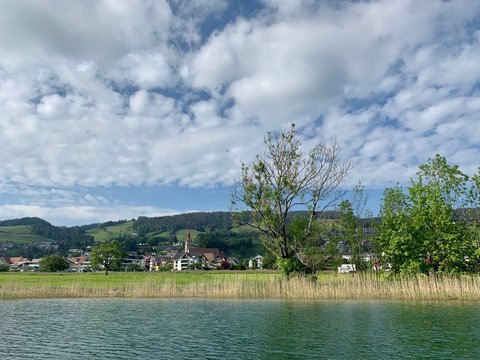 &Auml;gerisee - Aegerisee mit Blick vom See zum Dorf Ober&auml;geri im Kanton Zug, Schweiz
