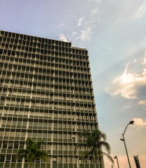 Edificio contra la luz del sol 