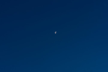 冬の空と月(12月)