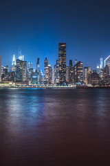 Obraz premium Oszałamiający Manhattan Cityscape w Nowym Jorku w porze nocnej z gęstymi budynkami