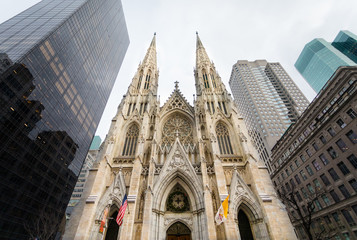 St Patrick's Cathedral i Manhattan on an overcast Day