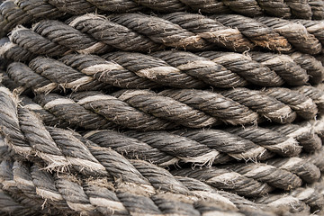 schwarzes Seil mit beigen Streifen als Hintergrund