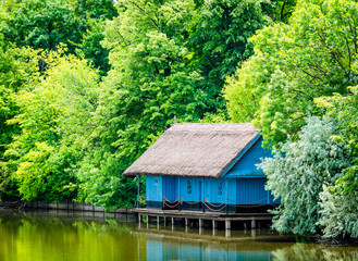 Obraz premium Beautiful landscape with a blue house build on water surrounded