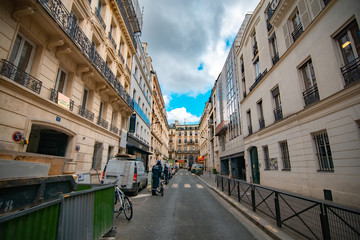 晴天のフランス パリと歴史的建造物が並ぶ美しい街並み