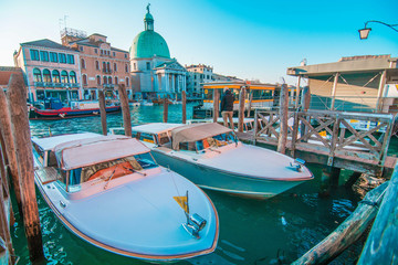 イタリア ヴェネチアの運河を運行する船と観光客が求める美しい光景 - obrazy, fototapety, plakaty