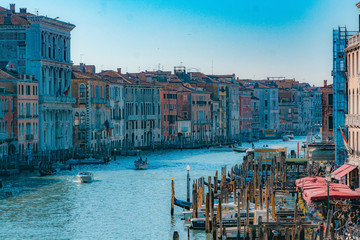 イタリア ベネチアの美しい運河と歴史的建造物が並ぶ街並み - obrazy, fototapety, plakaty