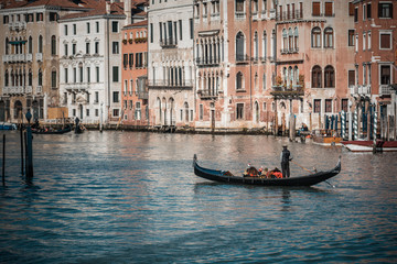 Fototapeta na wymiar イタリア ヴェネチアの運河を運行する船と観光客が求める美しい光景