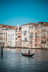 Fototapeta na wymiar イタリア ベネチアの美しい運河と歴史的建造物が並ぶ街並み