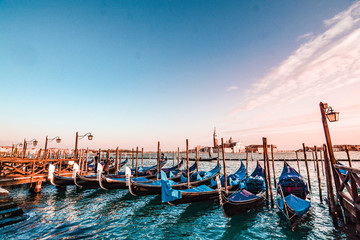 Fototapeta na wymiar イタリア ヴェネチアの運河を運行する船と観光客が求める美しい光景