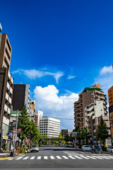 真夏の日本 東京の青空と分厚い雲