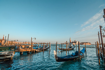イタリア ヴェネチアの運河を運行する船と観光客が求める美しい光景