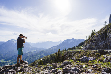 Fotograf in den Bergen Österreichs