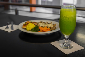 almoço com suco detox