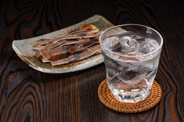 焼酎ロックとアタリメ