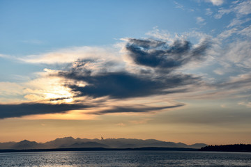 Fototapeta premium seattle sunset beach with mountains