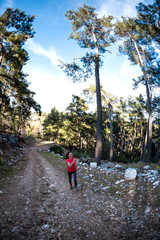 Obraz premium A woman runs along a mountain trail.
