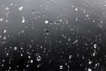 車の窓ガラスのついた雪