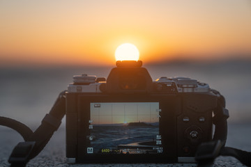 Fototapeta na wymiar 日本 神奈川県 鎌倉の七里ヶ浜の砂浜を夕方に撮影しようとしている様子