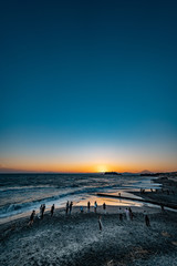 Fototapeta na wymiar 鎌倉にある七里ヶ浜の海辺から見える富士山と美しい夕焼け