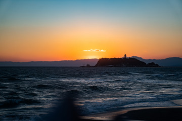 鎌倉にある七里ヶ浜の海辺から見える富士山と美しい夕焼け