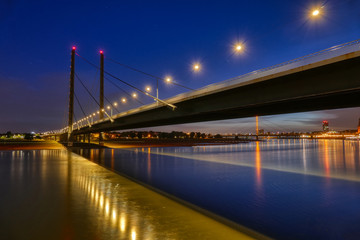 Brücke und Rhein in Düsseldorf bei Nacht