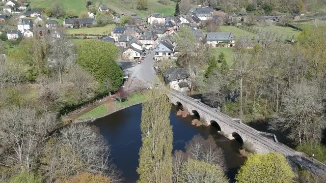 Allassac (Corr&egrave;ze, France) - Le saillant - Vue a&eacute;rienne du village et du vieux pont en schiste sur la V&eacute;z&egrave;re