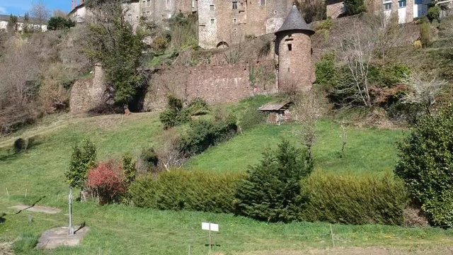 Uzerche (Corr&egrave;ze, France) - Vue a&eacute;rienne de la cit&eacute; m&eacute;di&eacute;vale, Perle du limousin