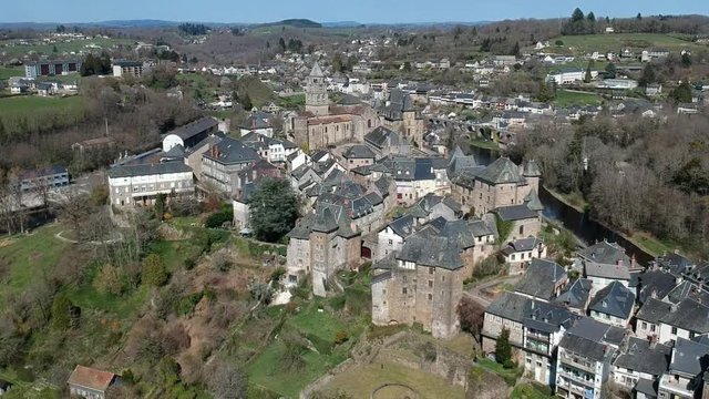 Uzerche (Corr&egrave;ze, France) - Vue a&eacute;rienne de la cit&eacute; m&eacute;di&eacute;vale, Perle du limousin