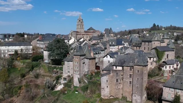 Uzerche (Corr&egrave;ze, France) - Vue a&eacute;rienne de la cit&eacute; m&eacute;di&eacute;vale, Perle du limousin
