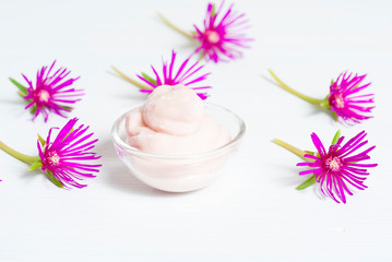 Obraz na płótnie Canvas Cream and magenta flowers