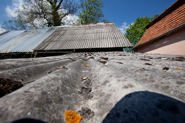 Dach z azbestu, blachy i dachówki. - obrazy, fototapety, plakaty