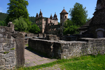 Fototapeta na wymiar Klosteranlage Hirsau, Torturm des Jagdschlosses und Schlossruine