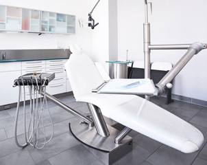 Zahnarztstuhl in moderner Arztpraxis