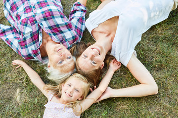 Mädchen zusammen mit Mutter und Großmutter