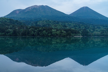 北海道オンネトー静寂の湖の世界	