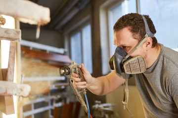 Lackierer beim Holz lackieren in Schreinerei