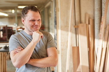 Lächelnder junger Mann als Handwerker