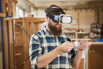 Schreiner oder Tischler mit VR-Brille