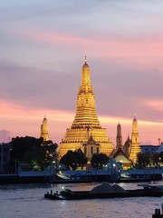 Fototapeta premium Wat Arun Prang on Chaopraya Riverside